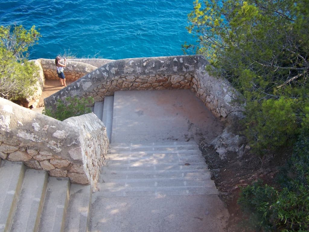 Platja Estanys — Die Treppe zur Cala Romantica.jpg
